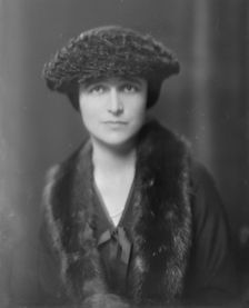 Mrs. A.R. Seligman, portrait photograph, 1918 Oct. 29. Creator: Arnold Genthe