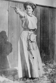 Mrs. Adolph Topperwein. [with gun], between c1910 and c1915. Creator: Bain News Service