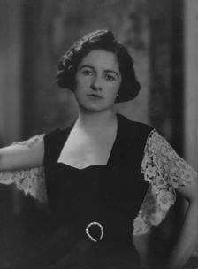 Mrs. Allan Wellman, portrait photograph, 1917 Dec. 6. Creator: Arnold Genthe