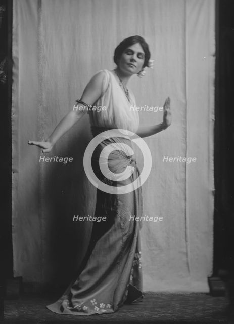 Mrs. Anna Higgins Matthiesen, portrait photograph, 1925. Creator: Arnold Genthe.