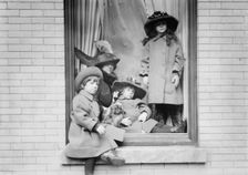Mrs. B. Guinness & children, between c1910 and c1915. Creator: Bain News Service