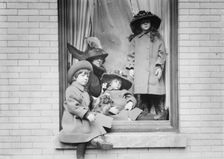 Mrs. B. Guinness & children, between c1910 and c1915. Creator: Bain News Service