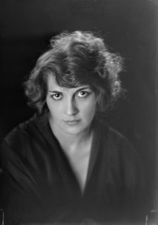 Mrs. Bacon, portrait photograph, 1919 Sept. 5. Creator: Arnold Genthe