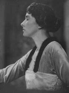 Mrs. Bissell, portrait photograph, 1917 Dec. 15. Creator: Arnold Genthe