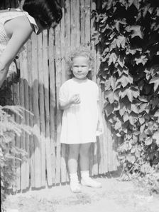 Mrs. Carl Muschenheim and daughter, standing outdoors, 1933 Aug. Creator: Arnold Genthe