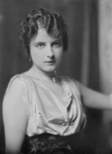 Mrs. D. Porticelli, portrait photograph, 1918 May 1. Creator: Arnold Genthe