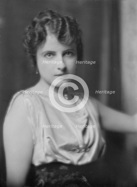 Mrs. D. Porticelli, portrait photograph, 1918 May 1. Creator: Arnold Genthe.