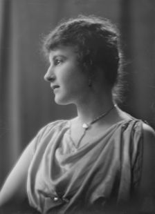 Mrs. D. Porticelli, portrait photograph, 1918 May 1. Creator: Arnold Genthe