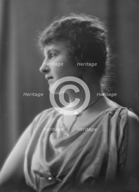 Mrs. D. Porticelli, portrait photograph, 1918 May 1. Creator: Arnold Genthe.