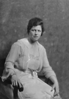 Mrs. Davies, portrait photograph, 1919 May 22. Creator: Arnold Genthe