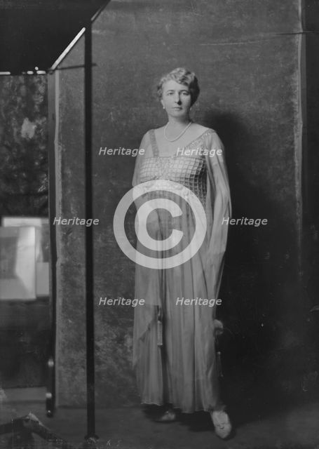 Mrs. Davis A. Ireland, portrait photograph, 1917 Dec. 29. Creator: Arnold Genthe.