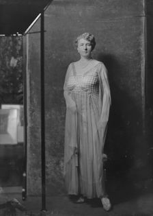 Mrs. Davis A. Ireland, portrait photograph, 1917 Dec. 29. Creator: Arnold Genthe