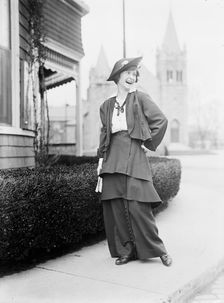 Mrs. Donald T. Hunter, 1914. Creator: Harris & Ewing