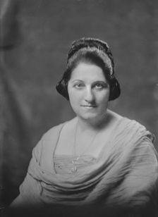 Mrs. Drake, portrait photograph, 1919 Feb. 10. Creator: Arnold Genthe
