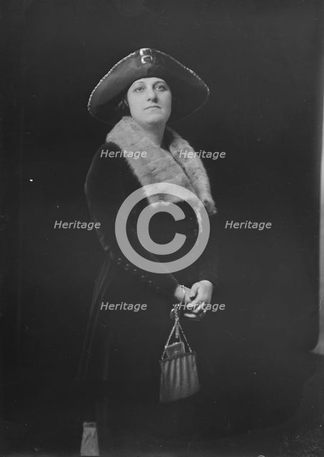 Mrs. Drake, portrait photograph, 1919 Feb. 10. Creator: Arnold Genthe.