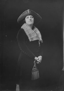 Mrs. Drake, portrait photograph, 1919 Feb. 10. Creator: Arnold Genthe