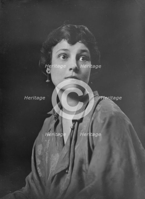 Mrs. E. Fischel, portrait photograph, 1919 Mar. 20. Creator: Arnold Genthe.