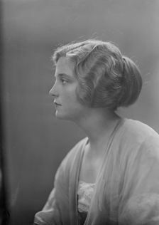 Mrs. E.H. Roselle, portrait photograph, 1918 Nov. 22. Creator: Arnold Genthe