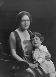 Mrs. E.L. Ashton and child, portrait photograph, 1918 Nov. 12. Creator: Arnold Genthe