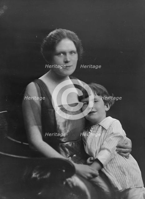 Mrs. E.L. Ashton and child, portrait photograph, 1918 Nov. 12. Creator: Arnold Genthe.