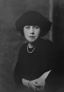 Mrs. E.R. Gleason, portrait photograph, 1917 Nov. 19. Creator: Arnold Genthe