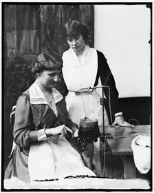 Mrs. Evans Seawell & Mrs. Henry Rogers, between 1910 and 1920. Creator: Harris & Ewing