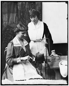 Mrs. Evans Seawell & Mrs. Henry Rogers, between 1910 and 1920. Creator: Harris & Ewing