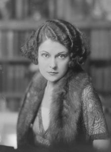 Mrs. Everett, portrait photograph, 1919 Mar. 17. Creator: Arnold Genthe