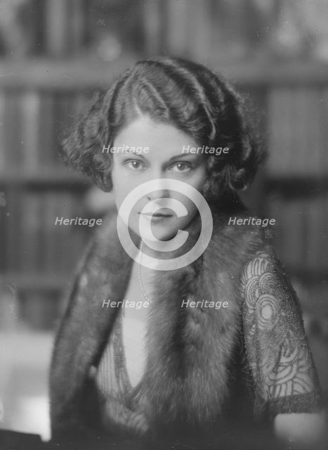 Mrs. Everett, portrait photograph, 1919 Mar. 17. Creator: Arnold Genthe.