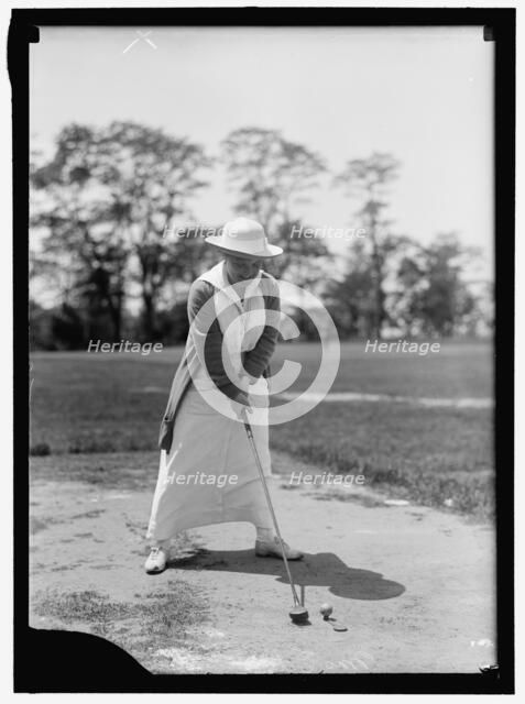Mrs. Ed .. playing golf, between 1913 and 1917. Creator: Harris & Ewing.