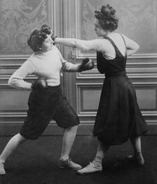 Mrs. Edwards & Frl. Kussin [boxing], 1912. Creator: Bain News Service