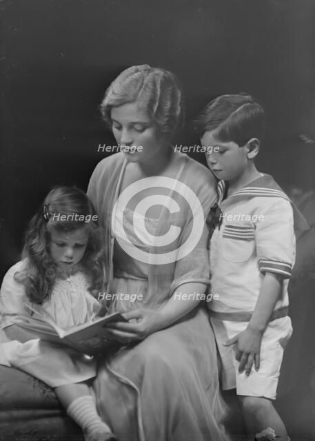 Mrs. E.H. Roselle and children, portrait photograph, 1918 Nov. 22. Creator: Arnold Genthe.