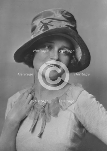Mrs. G. Webster, portrait photograph, 1918 July or Aug. Creator: Arnold Genthe.