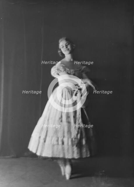 Mrs. Gugi, (Marion Vardi), 1918 June 5. Creator: Arnold Genthe.