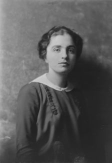 Mrs. George Ewing, portrait photograph, 1918 June 1. Creator: Arnold Genthe