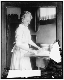 Mrs. G.M. King, between 1910 and 1920. Creator: Harris & Ewing