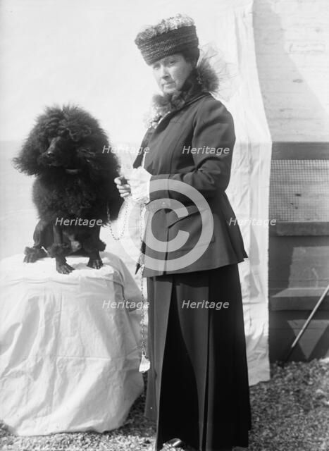 Mrs Goff - Dog Show, 1915. Creator: Harris & Ewing.
