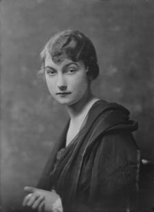 Mrs. H.C. Carr, portrait photograph, 1917 Dec. 15. Creator: Arnold Genthe