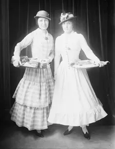 (Mrs. H. Kinnicutt) Mrs. Fuller Potter, Mrs. H.W. Howe, 1915. Creator: Bain News Service