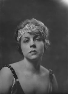Mrs. H.W. Van Henkelon, portrait photograph, 1919 Mar. 28. Creator: Arnold Genthe