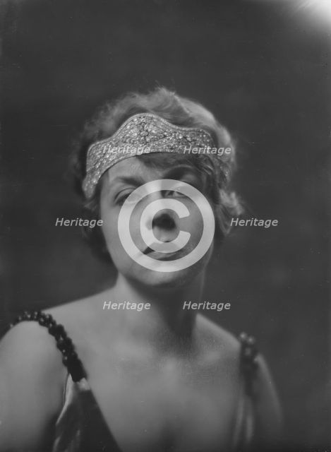 Mrs. H.W. Van Henkelon, portrait photograph, 1919 Mar. 28. Creator: Arnold Genthe.