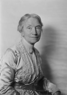 Mrs. Hapgood, portrait photograph, 1918 Dec. 5. Creator: Arnold Genthe