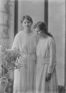 Mrs. Harris Stoehr and daughter, portrait photograph, 1918 June 3. Creator: Arnold Genthe