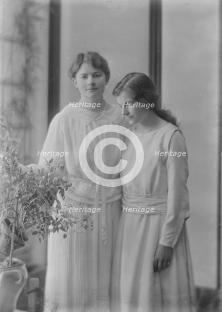 Mrs. Harris Stoehr and daughter, portrait photograph, 1918 June 3. Creator: Arnold Genthe.
