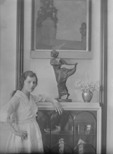 Mrs. Harris Stoehr, portrait photograph, 1918 June 3. Creator: Arnold Genthe
