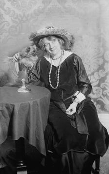 Mrs. Henry Hill, "Little Miss Muffet", pet, between c1910 and c1915. Creator: Bain News Service