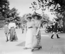 Mrs. Hitt & Mrs. Longworth, 1912. Creator: Bain News Service