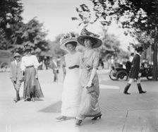Mrs. Hitt & Mrs. Longworth, 1912. Creator: Bain News Service