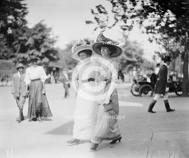 Mrs. Hitt & Mrs. Longworth, 1912. Creator: Bain News Service.