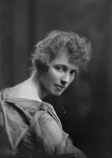 Mrs. Irving Olds, portrait photograph, 1918 Mar. 27. Creator: Arnold Genthe